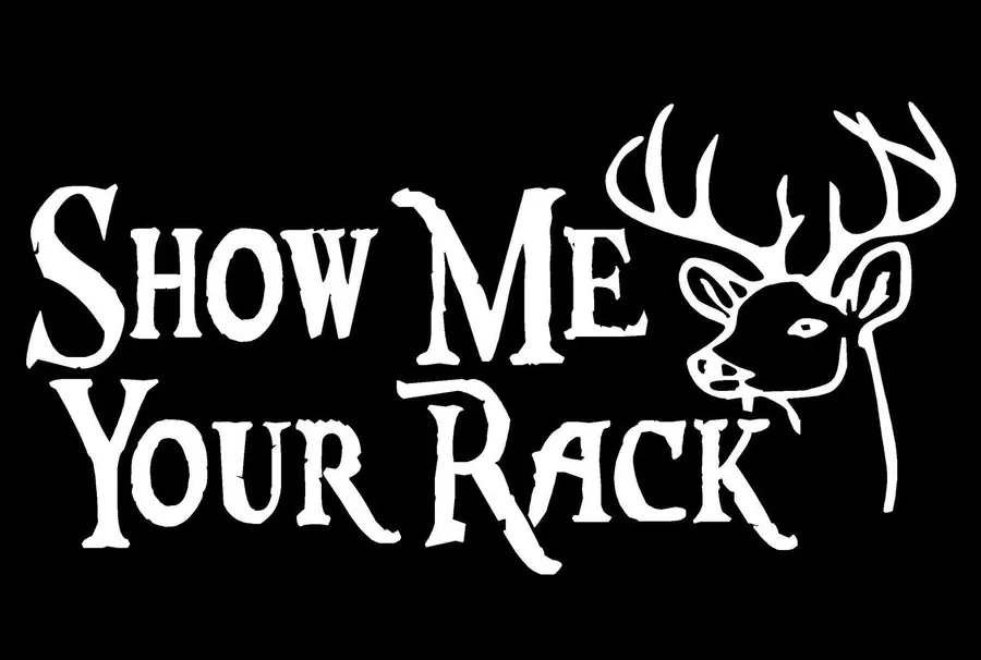 黑色背景上的白色文字和鹿頭圖形,寫著 show me your rack