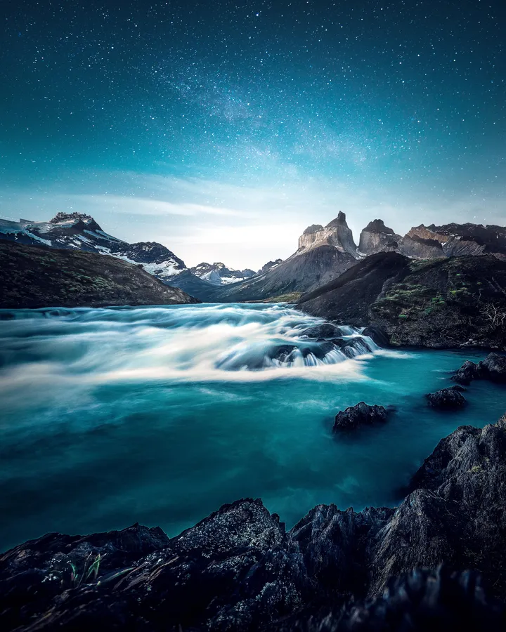 星空下,碧綠的河流流淌,山頂積雪。