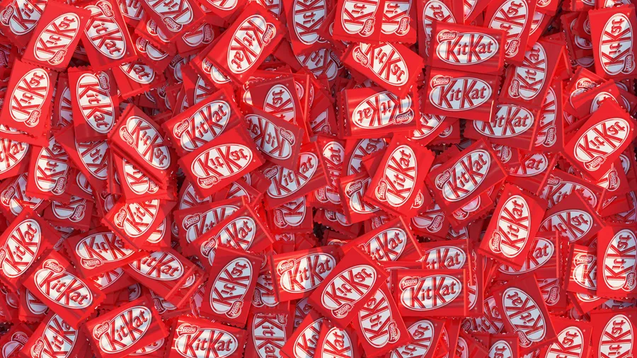 一堆帶有白色標誌的紅色KitKat朱古力棒。