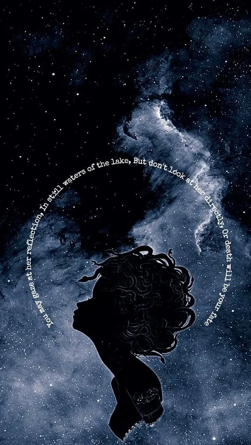 一個女性剪影仰望帶有星雲和文字的星空宇宙。
