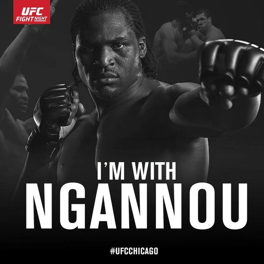 UFC拳手法蘭西斯·恩干奴在黑白宣傳圖片中舉起拳頭。