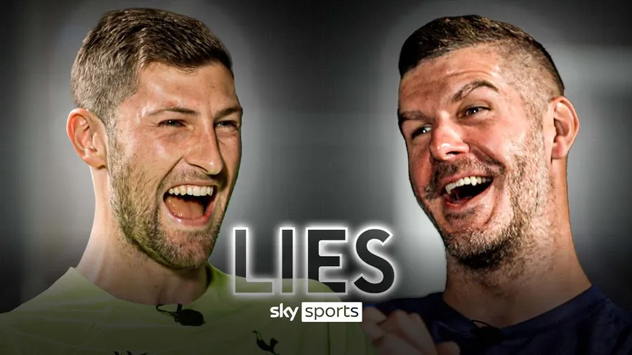 兩個男人大笑,帶有「LIES」文字和Sky Sports標誌。
