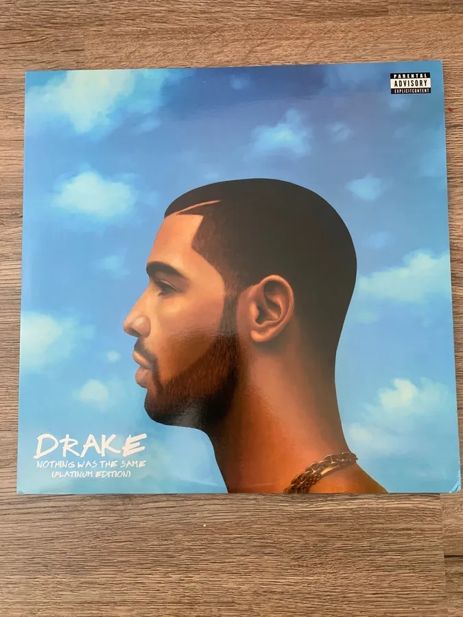 Drake 的專輯《Nothing Was the Same》封面放在木桌上。