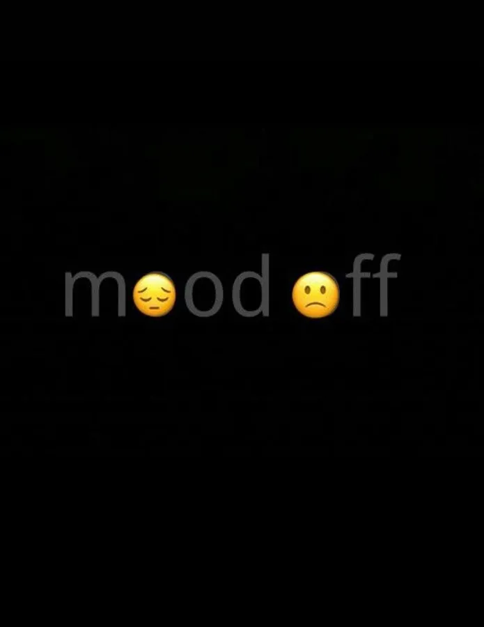 文字 mood off 與疲倦和悲傷的表情符號在黑色背景上。
