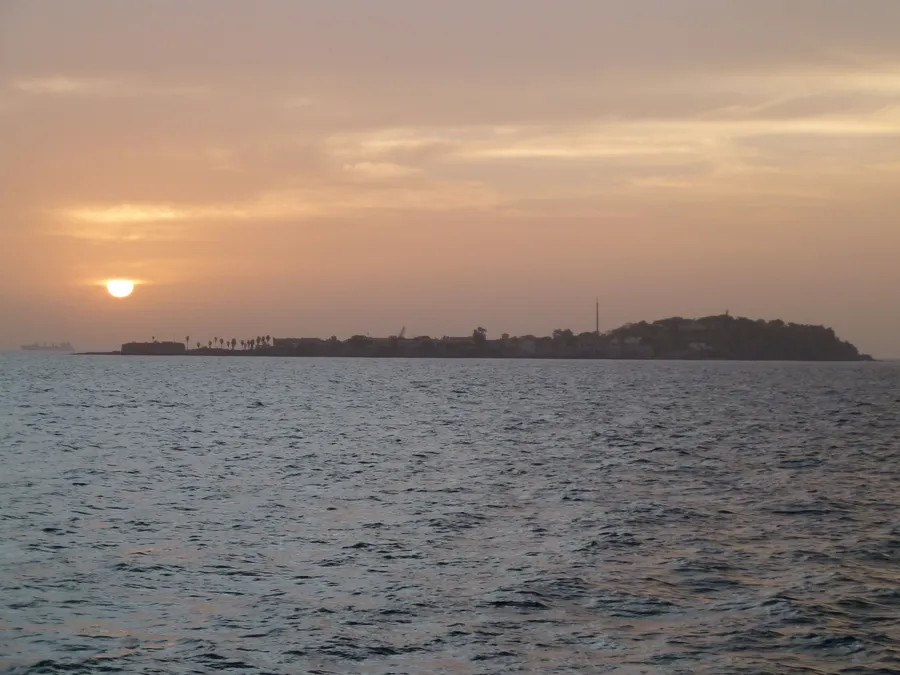 夕陽下的海洋,遠處有島嶼和船隻