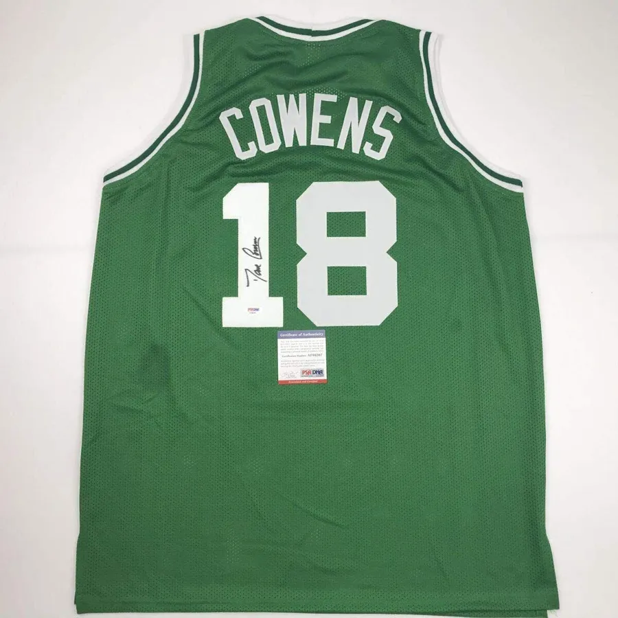 綠色波士頓塞爾特人球衣,印有 Cowens 名字及號碼 18,已簽名並認證。