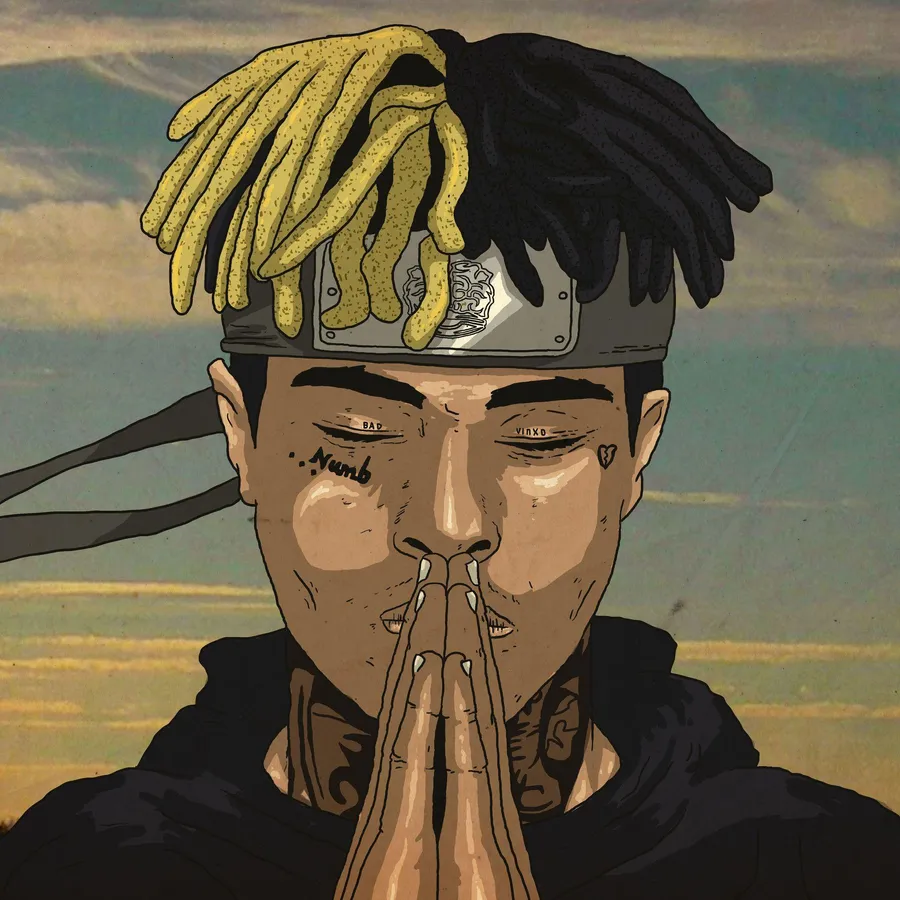 留著一半黃一半黑辮子的男子雙手合十祈禱