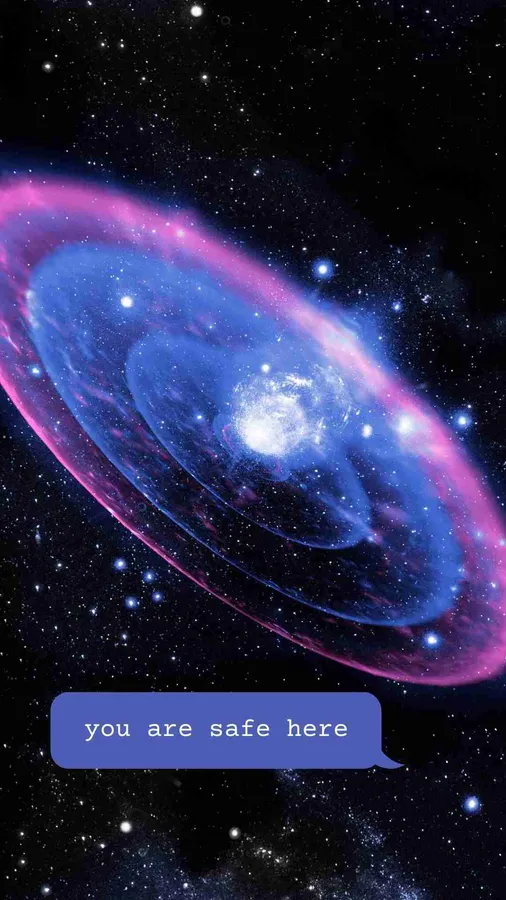 一個帶有藍色和粉紅色調的宇宙星系,以及一個寫著你在這裡是安全的的文字氣泡。