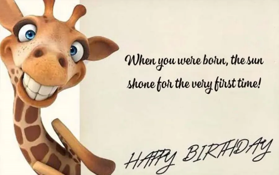 一隻微笑的卡通長頸鹿拿著一張帶有生日祝福的生日卡。