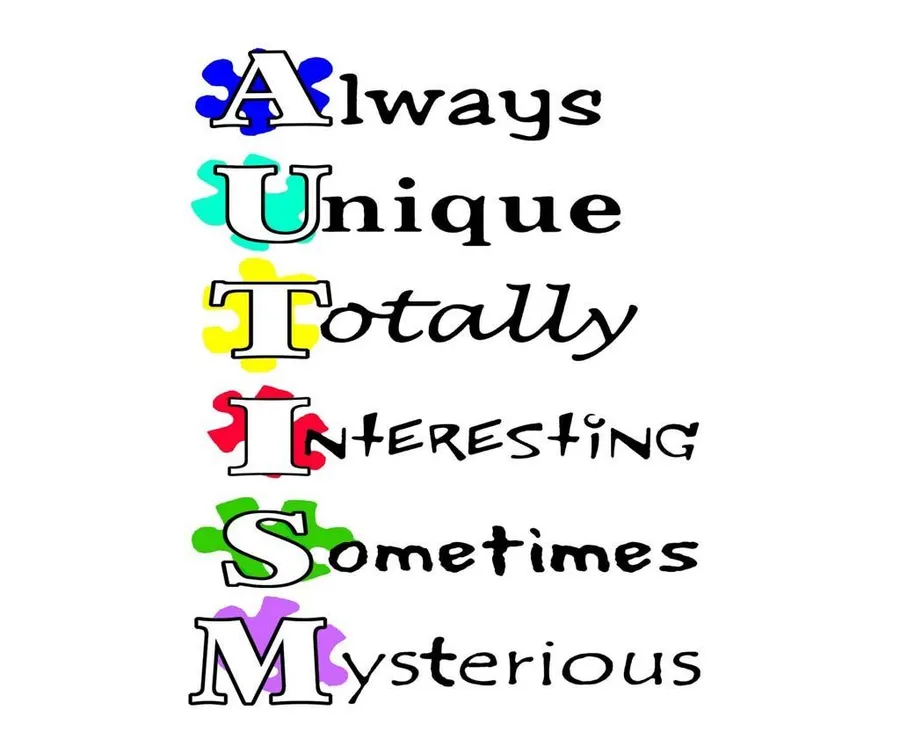 垂直文字顯示 Always Unique Totally Interesting Sometimes Mysterious,帶有拼圖塊裝飾。