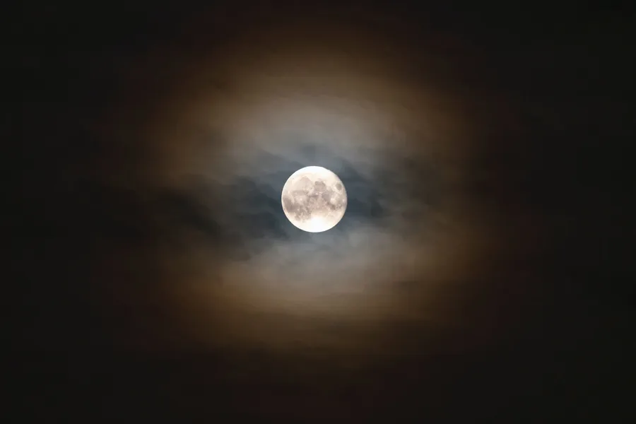 預覽壁紙:滿月、月亮、夜空、雲朵