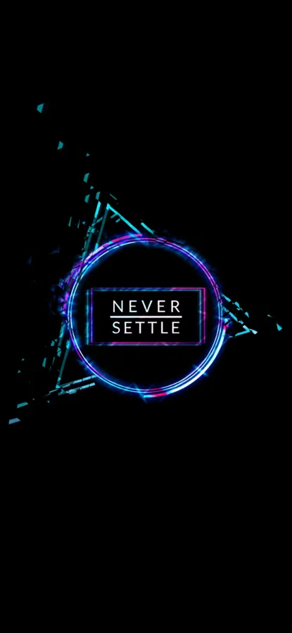 霓虹圓圈和三角形在黑色背景上框住「Never Settle」文字