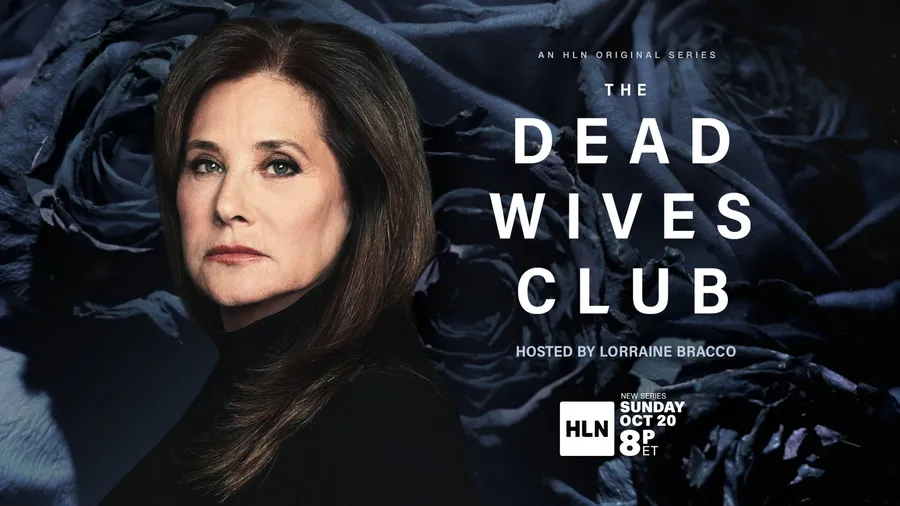 深色頭髮女性,深藍色玫瑰背景,電視節目The Dead Wives Club文字。