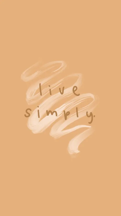 簡約牆紙,帶有筆觸漩渦和短語 live simply,以溫暖米色調呈現。