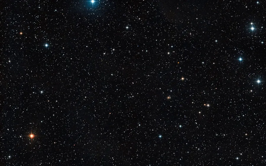 繁星點點的夜空,明亮與暗淡的星星散落在黑暗的虛空中。