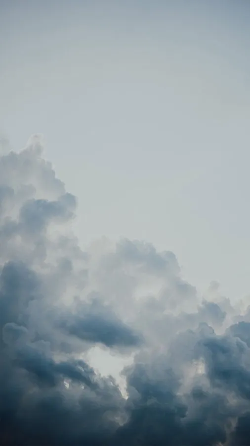 戲劇性的灰色和藍色暴風雲佈滿暮色天空。