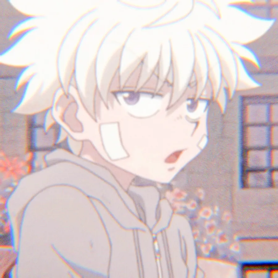 白髮連帽衫的動漫男孩看起來很驚訝。