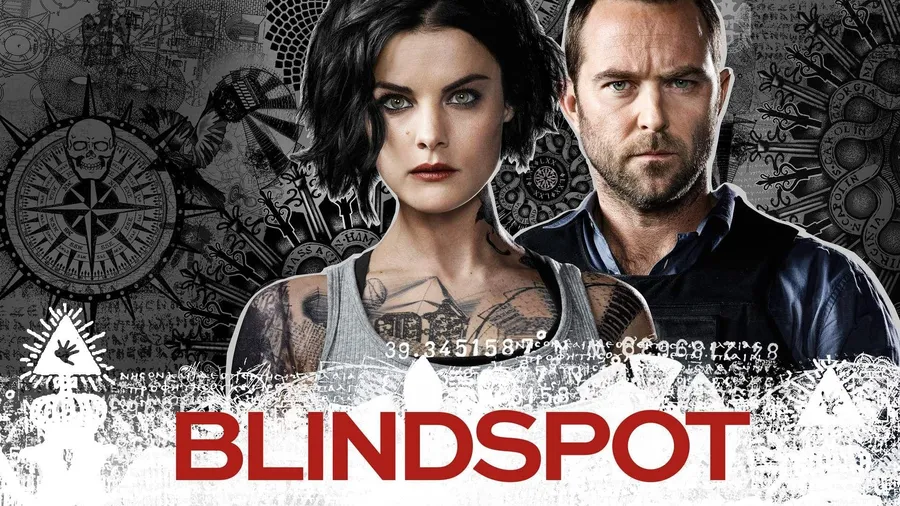 兩個帶有紋身和嚴肅表情的角色,背景是圖形設計,標題為 Blindspot。