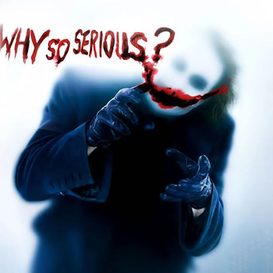 一個穿著深色西裝的人物,露出血淋淋的笑容,並有文字「WHY SO SERIOUS?」。
