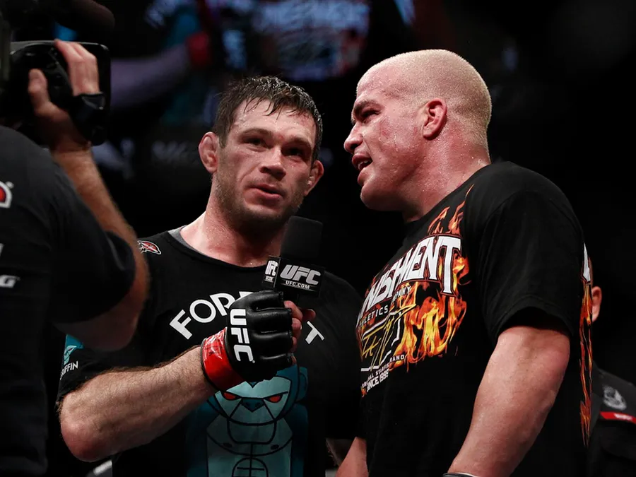 兩名身穿黑色UFC裝備的男性MMA拳手在賽後訪問中面對面。