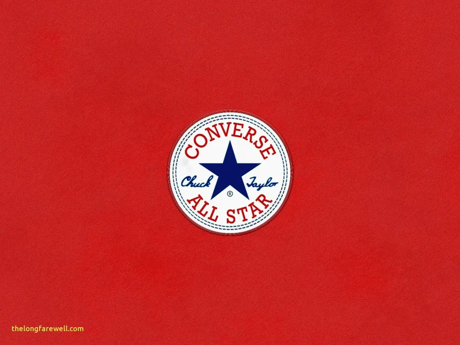 Converse Chuck Taylor All Star 標誌在紅色布料背景上。