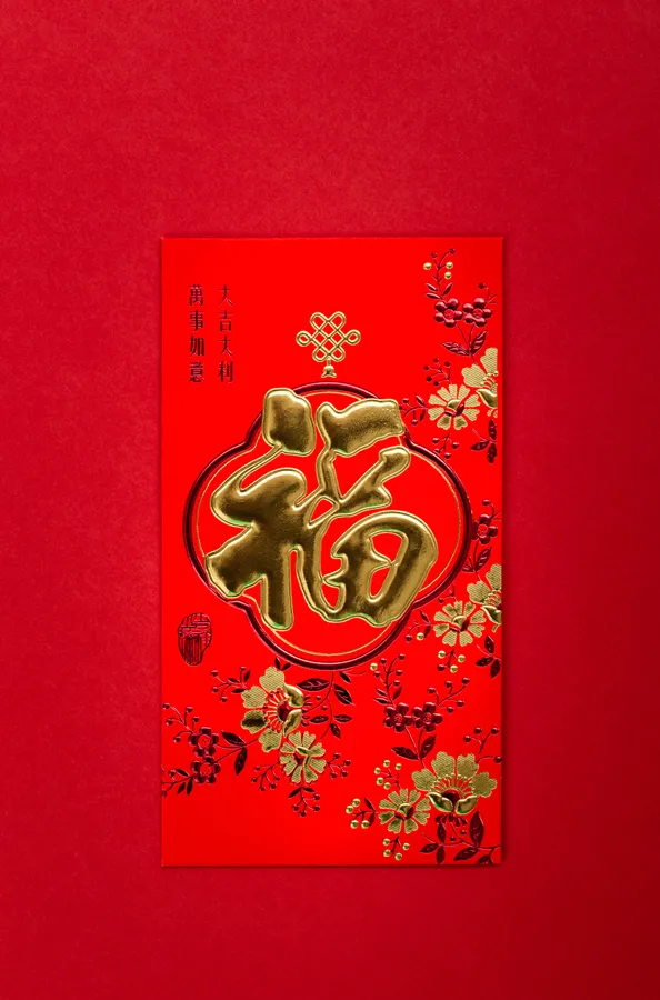 紅色利是封,帶有金色中國吉祥字和節日花卉設計。