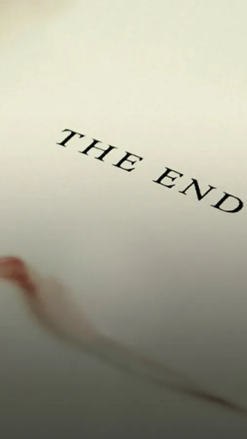 近距離拍攝膠片條上帶有紅色墨水污漬的 'THE END' 文字。