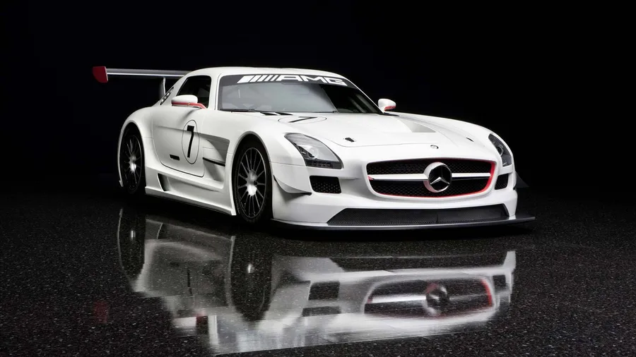 反光黑色地板上的白色Mercedes-AMG賽車,編號7。