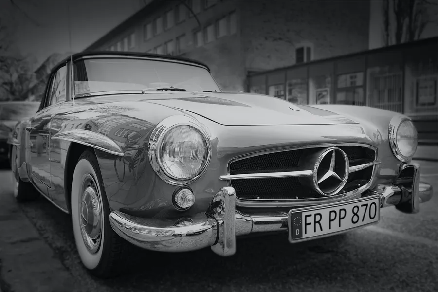 復古Mercedes-Benz 300SL Gullwing以黑白風格停泊在城市街道上。