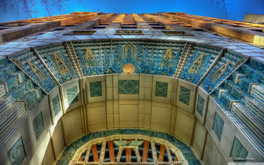 裝飾藝術風格建築外牆,從下方仰望藍色和金色瓷磚的黃昏景色。