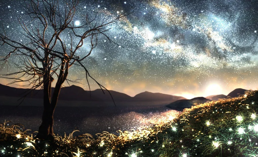 星空下,山丘上的一棵禿樹,草地中有發光的螢火蟲。