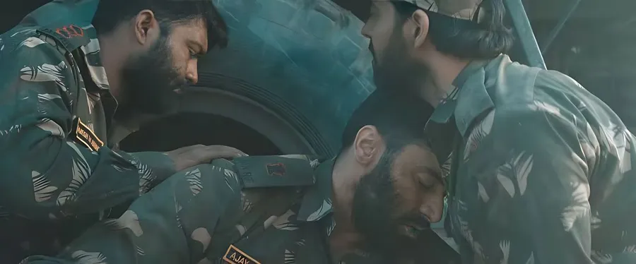 三名身穿迷彩服的士兵在車輛內照顧受傷的戰友。