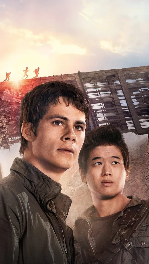 兩個穿著外套的年輕男子在日落時站在廢墟建築前,背景中有剪影在奔跑。