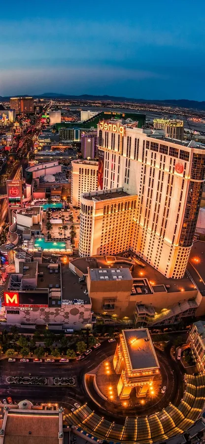 黃昏時分拉斯維加斯大道嘅航拍景色,發光嘅酒店同繁忙嘅街道。