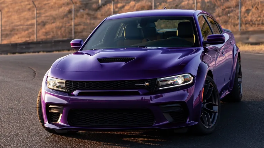 日落時分路上的紫色Dodge Charger SRT Hellcat