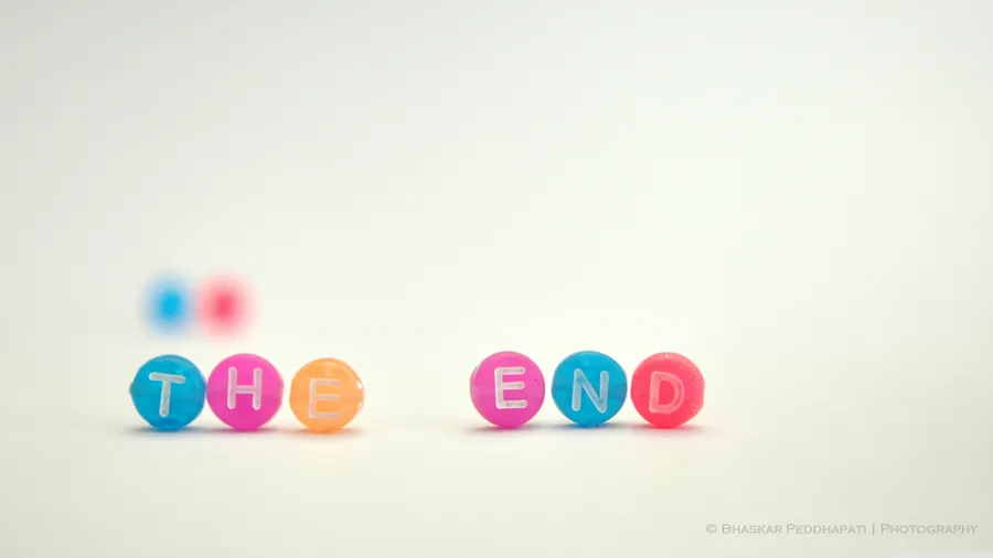 白色背景上拼出 the end 的彩色珠子