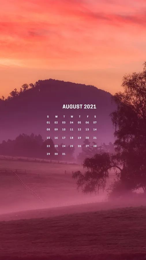 2021年8月日曆,置於有山丘和樹木的霧氣日出景觀上。