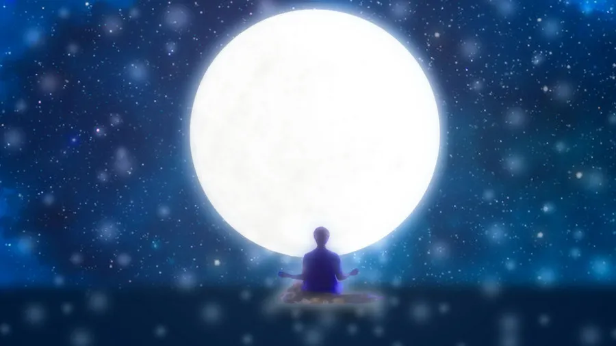 一個人在繁星點點的夜空下,在一個大月亮下冥想。