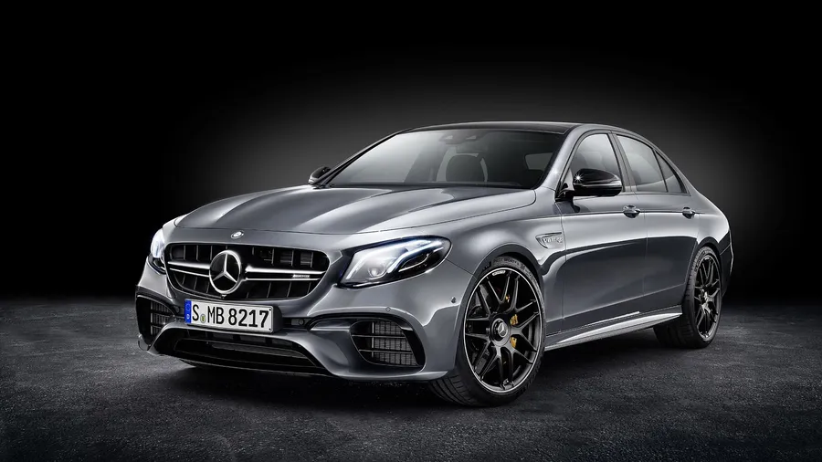 攝影棚內銀色 Mercedes-AMG E63 S 房車,配備黑色輪圈。