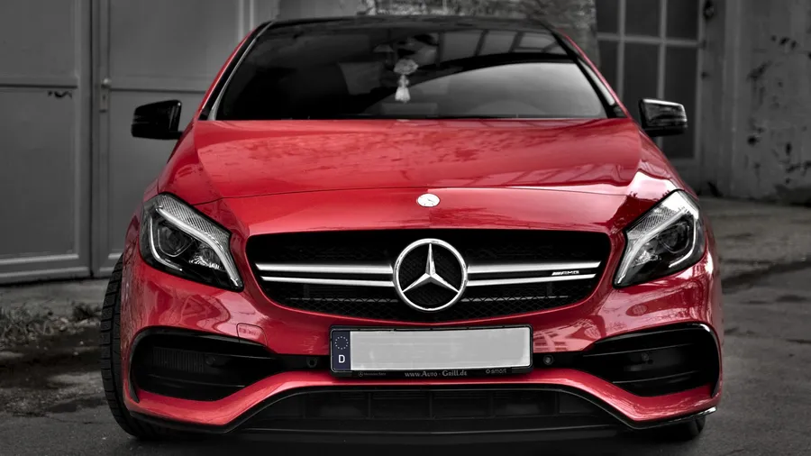 紅色Mercedes-AMG A45 S停放在灰色工業車庫中。