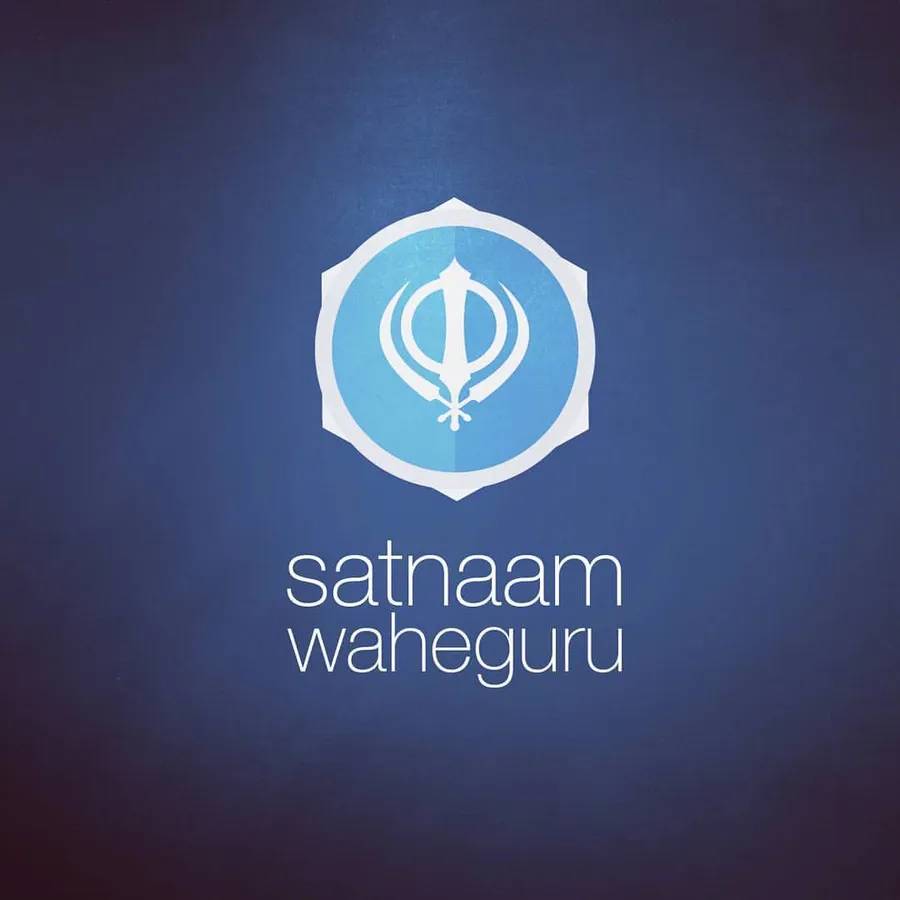 藍色背景上的錫克教卡達符號及 satnaam waheguru 文字