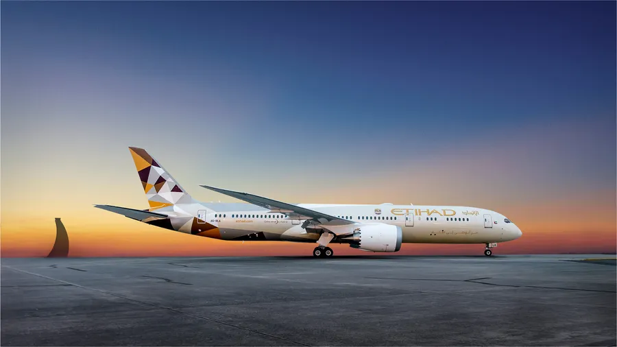 阿提哈德航空飛機在日落時分的停機坪上