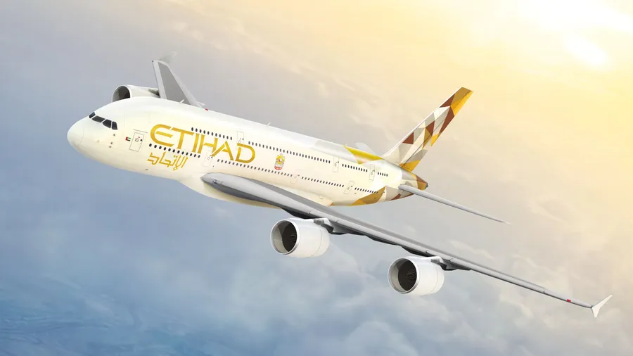 阿提哈德航空A380在日落時分飛越雲層