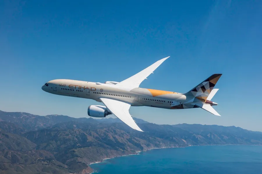 阿提哈德航空飛機飛越山脈和海洋