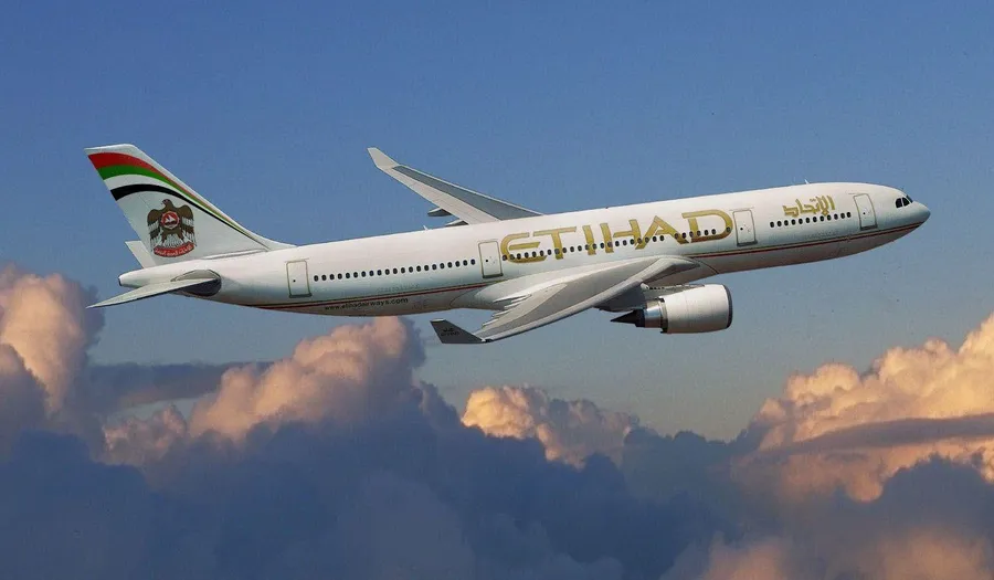 阿提哈德航空飛機在日落雲層上方飛行
