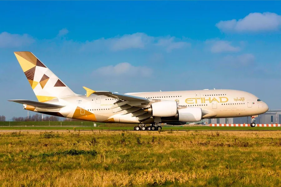 阿提哈德航空空中巴士A380飛機在跑道上,藍天和草地