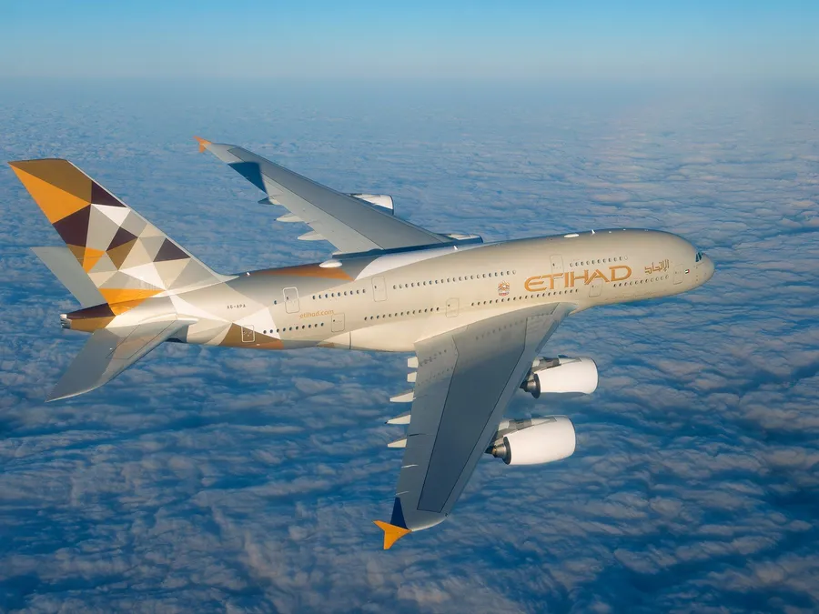 阿提哈德航空A380在藍天背景下飛越雲層