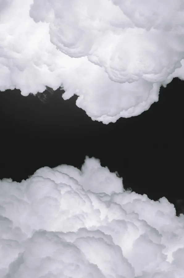 戲劇性的白雲在黑色天空中,具有高對比紋理。