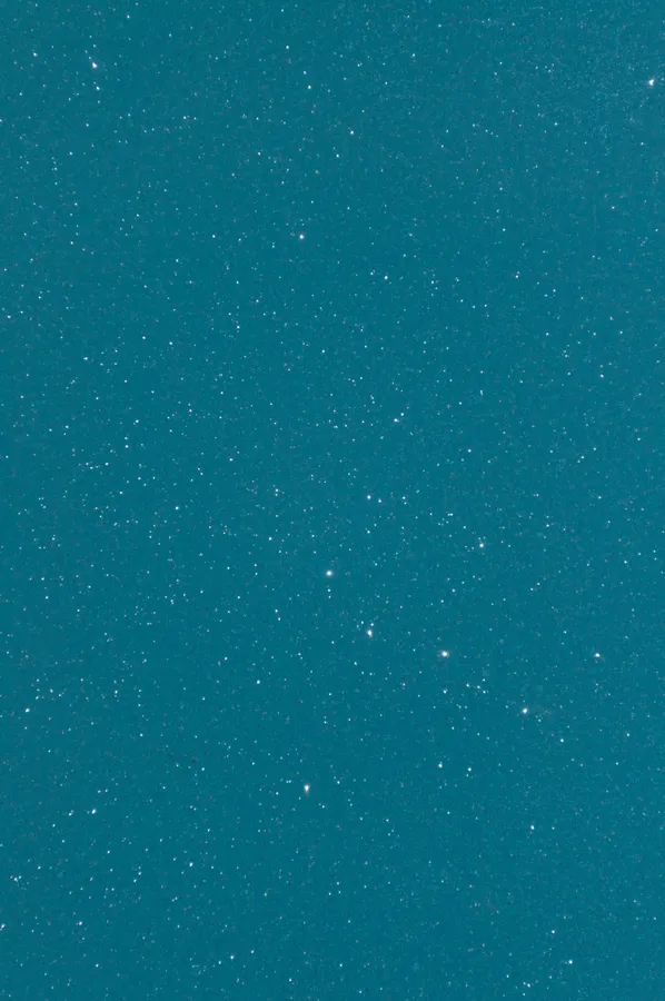 佈滿星星的藍綠色夜空