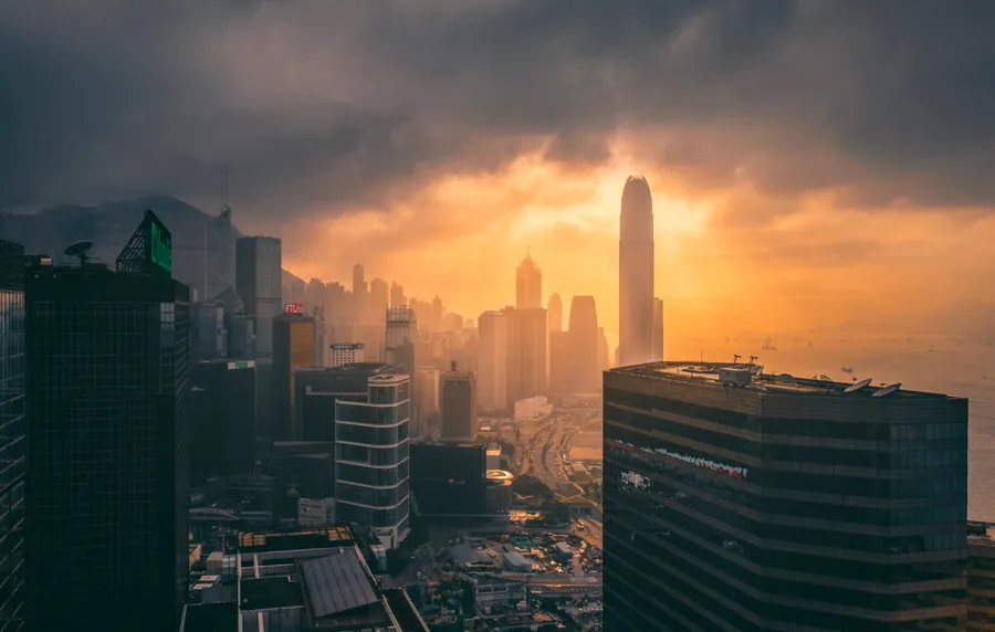 香港天際線在日落時分,金色光芒和烏雲